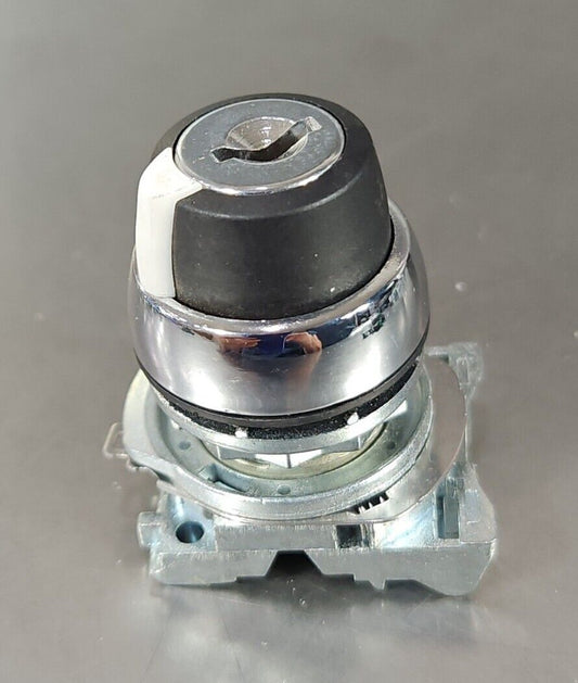 Allen-Bradley 800FT- Metam button with key.                             Loc 4A-1