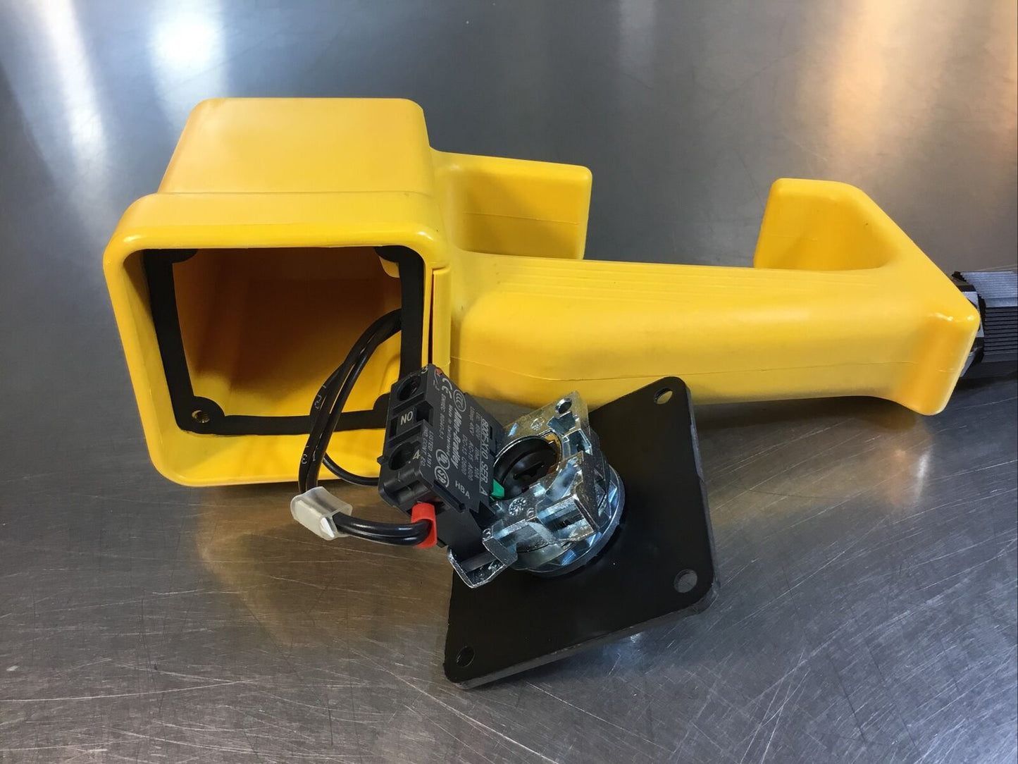 Allen Bradley  800F-X10 /A Push Button Enclosure Spring Return NO  18’  Cord. 5C