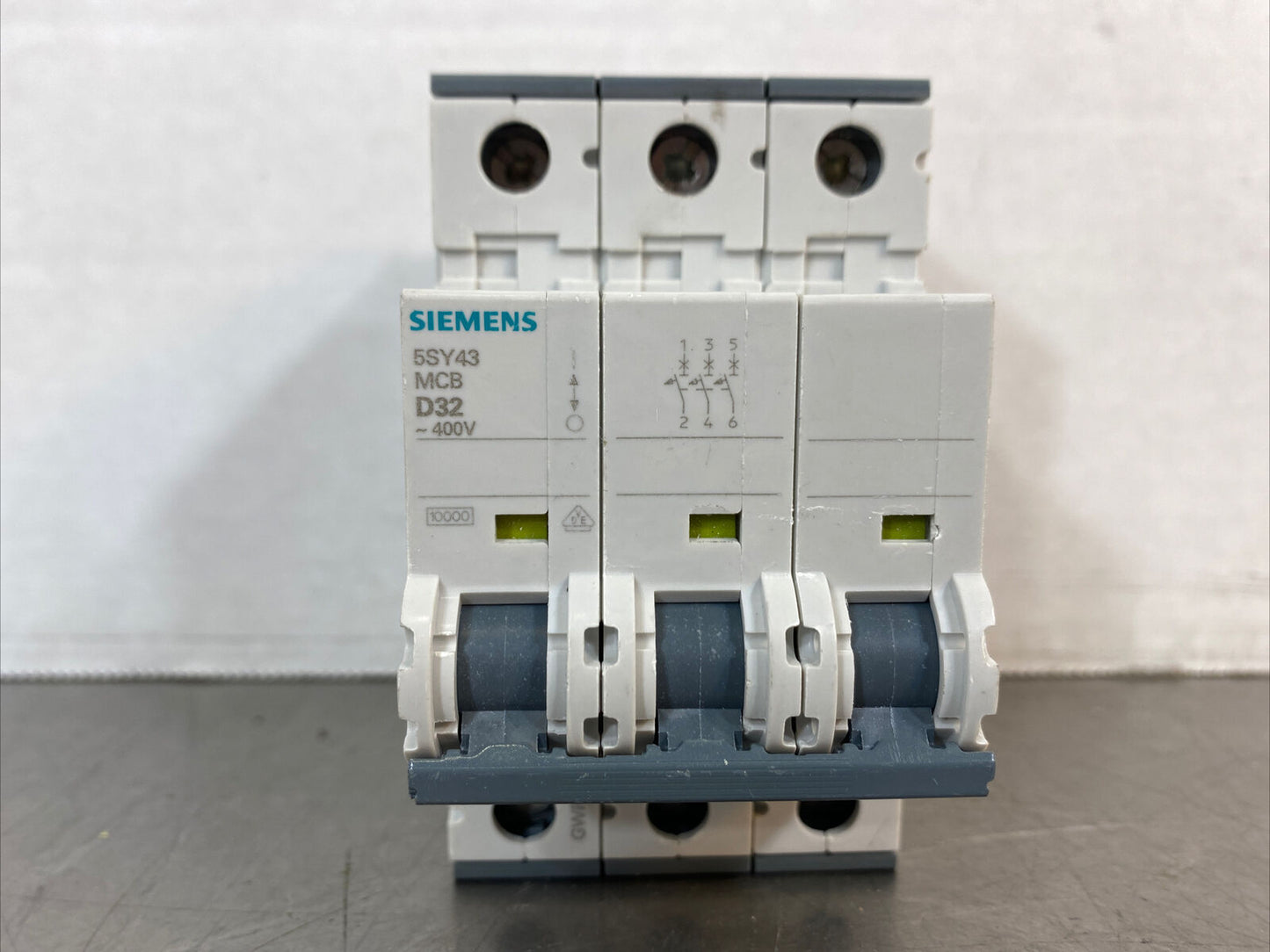 Siemens 5SY4332-8 Circuit Breaker 5SY43-MCB-D32, -400V.   4D
