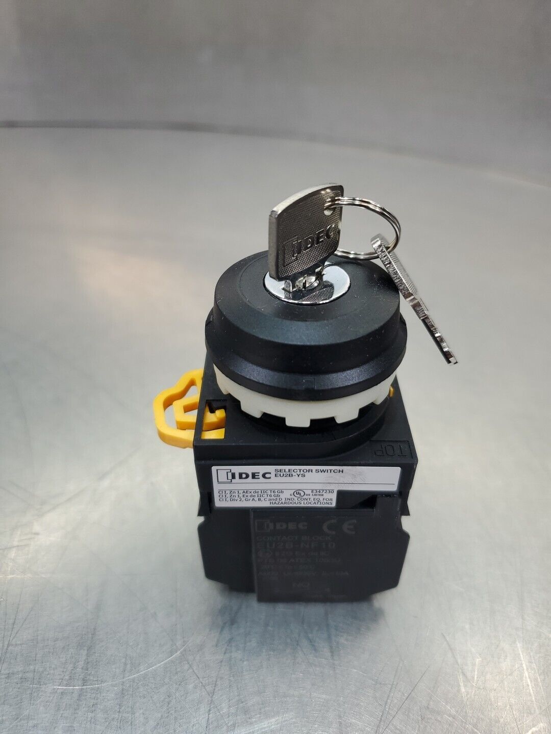 IDEC EU2B-YS Keyed-Selector Switch w/EU2B-NF10 Contact Block.              4C-21