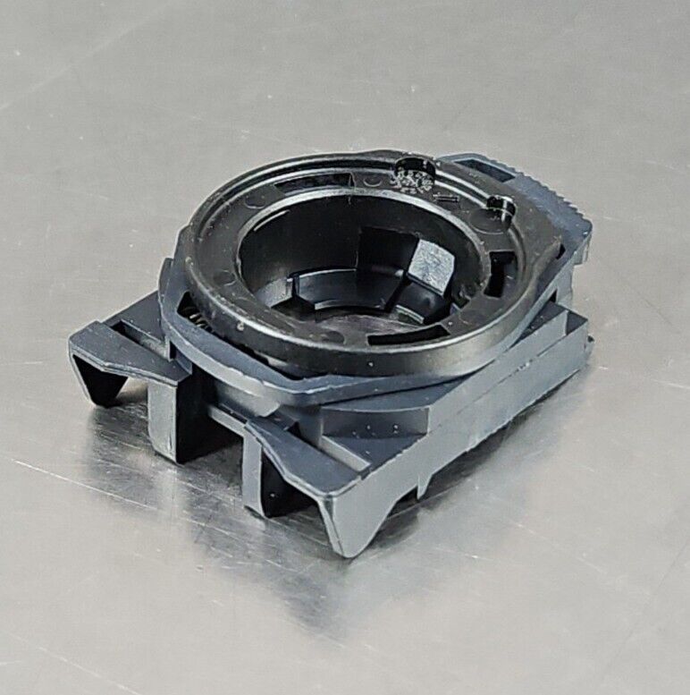 ALLEN BRADLEY 800F- MOUNTING LATCH PLASTIC 22MM (LOT OF 2).             Loc 4E-9