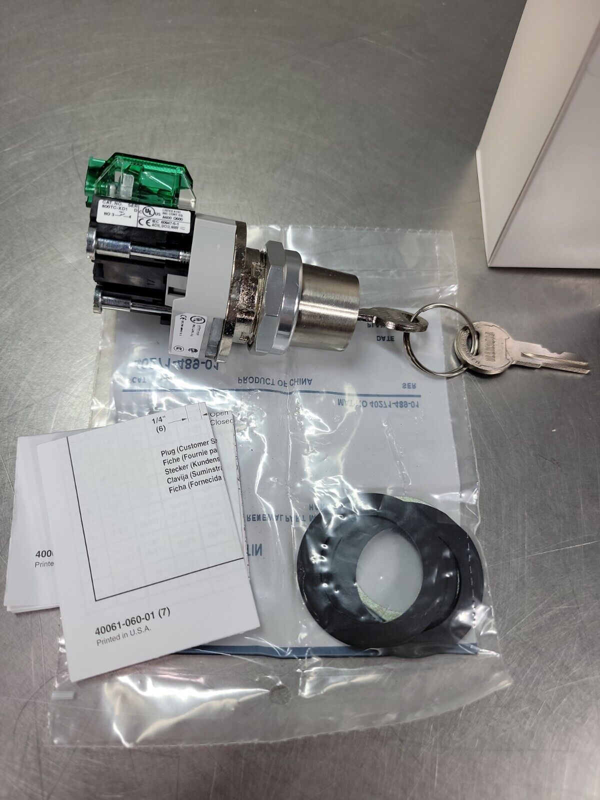 ALLEN BRADLEY  800TC-H3126D1  SERIES T 2 POS SELECTOR SWITCH WITH KEY    4E-1