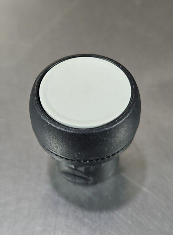 Allen-Bradley 800FP-LF3 Illuminated Plastic Push Button White Lens.    Loc  4E-5