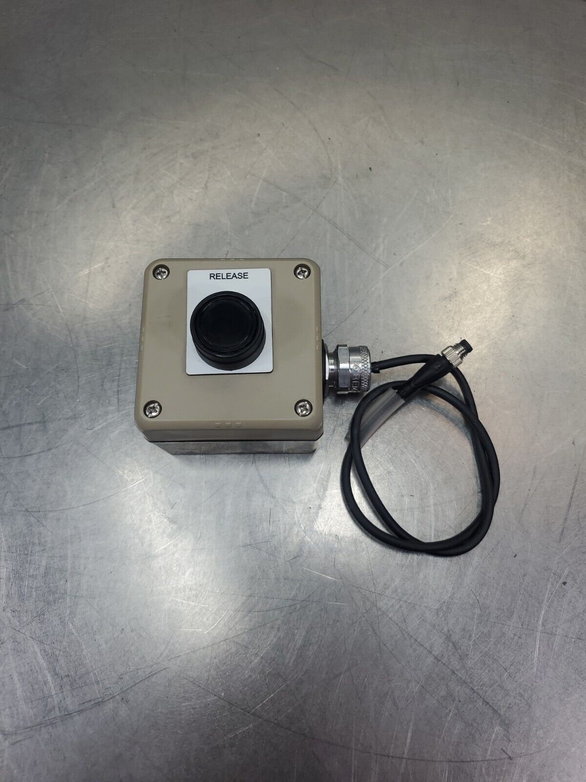 IDEC FB Release Control Pushbutton Switch Box.                              4E-5