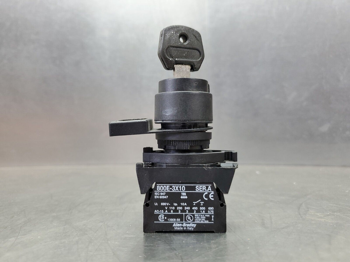Allen Bradley 800E-3X10 Ser. A KeySwitch  2-Contact Unit.                  4D-18