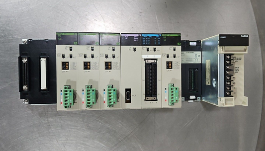 Omron CS1W-BI083 Base w/ C200HW-PA204 / DRM21-V1/ NCF71 / CT041.       Loc 3B-11