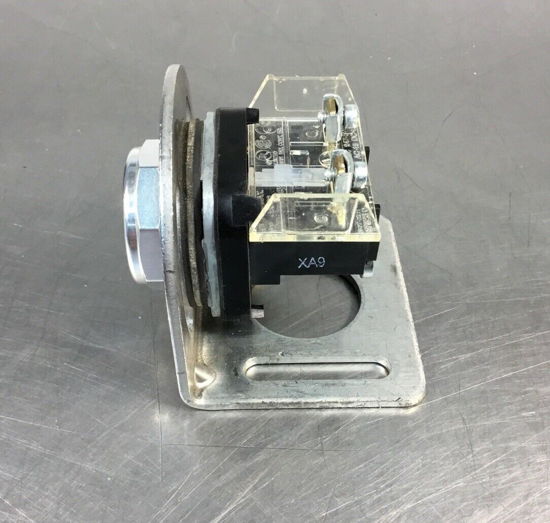 ALLEN BRADLEY 800T-A SER T NEMA 4,13 GREEN PUSHBUTTON w/ Contact 800T-XD1    4D