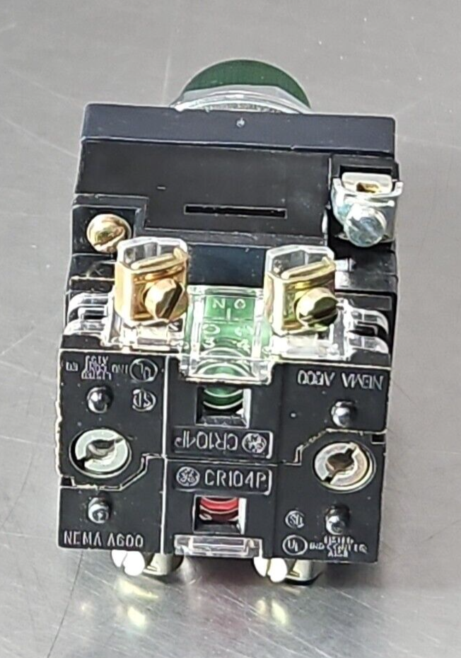 GE CR104PBT11G353 GREEN ILLUMINATED PUSHBUTTON.   Loc4D23
