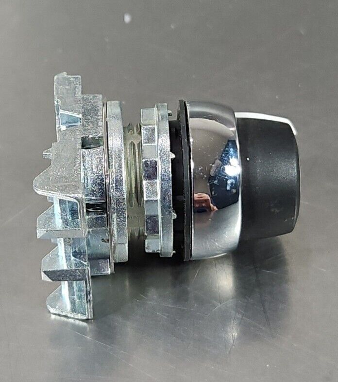 Allen-Bradley 800FT- Metam button with key.                             Loc 4A-1