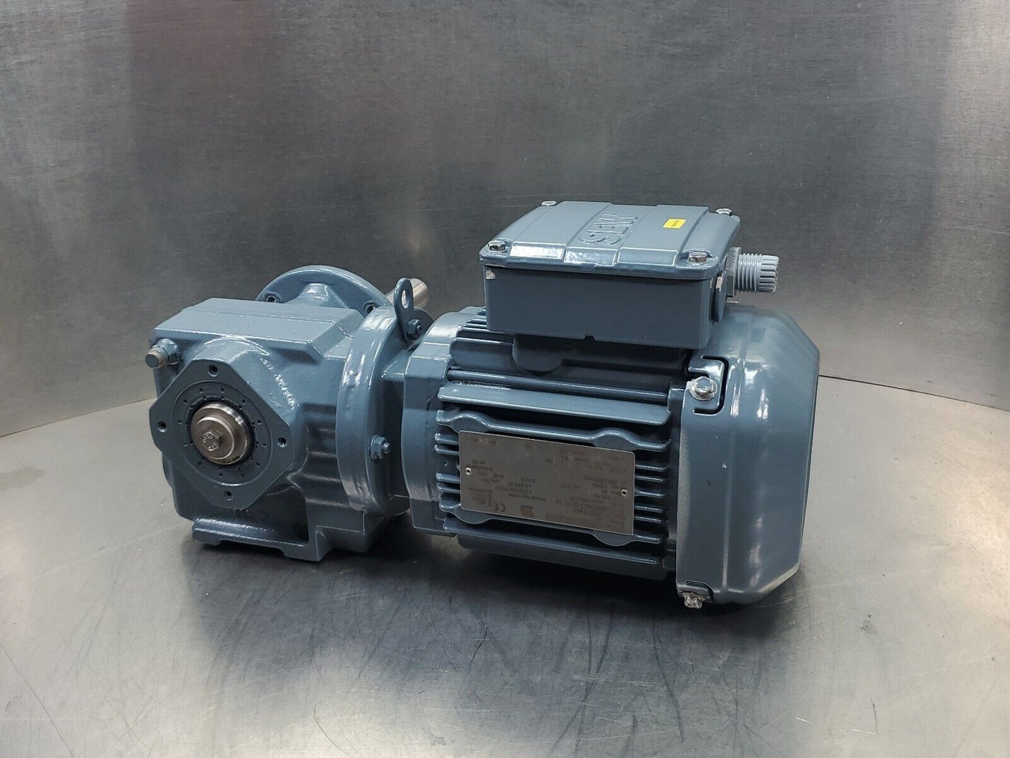 SEW EURODRIVE SAF37 DRS71M4 40.7236643603.0001.15 0.55kW 1690RPM Motor.       1E