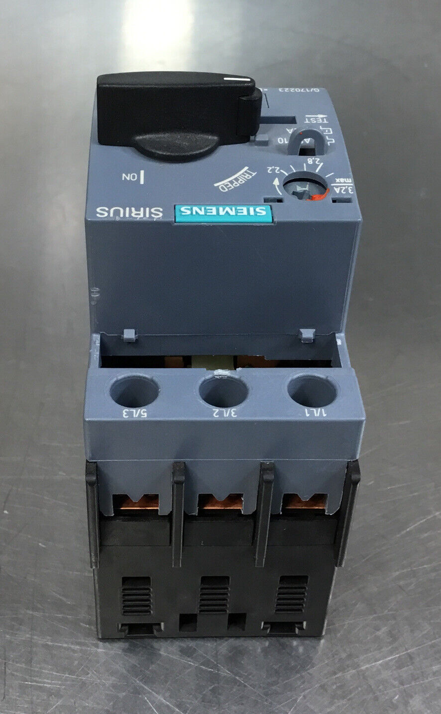 SIEMENS  3RV2011-1DA10  Circuit Breaker 2.2-3.2A  3 Poles Manual On/Off      4G