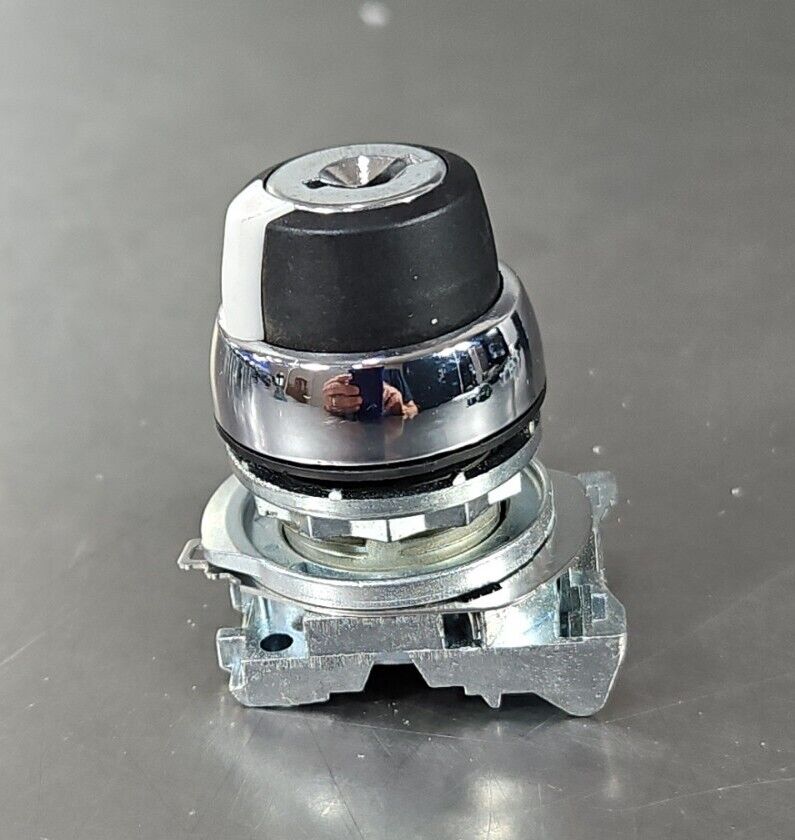 Allen-Bradley 800FT- Metam button with key.                             Loc 4A-1