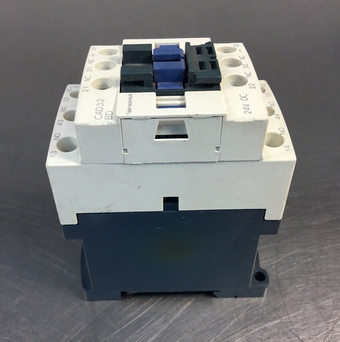 Telemecanique CAD32BD Contactor 24VDC     4E-8