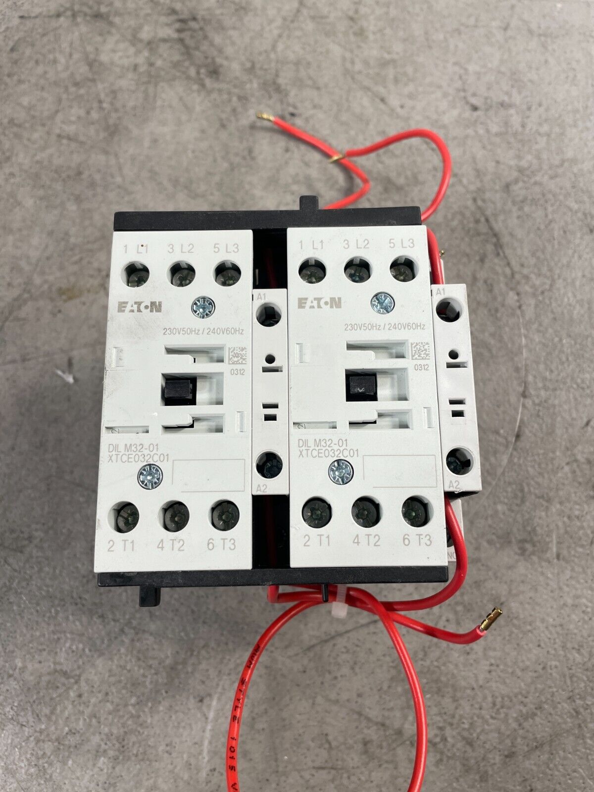 Eaton DilM32-01 XTCE032C01  240V 60Hz 3-Pole AC/DC Electric Contact LOC-2D