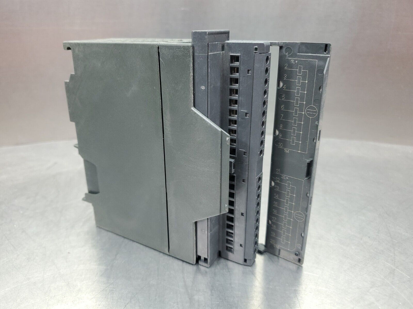 SIEMENS SIMATIC S7 6ES7 322-1BH01-0AA0 Output Module.                      3D-25