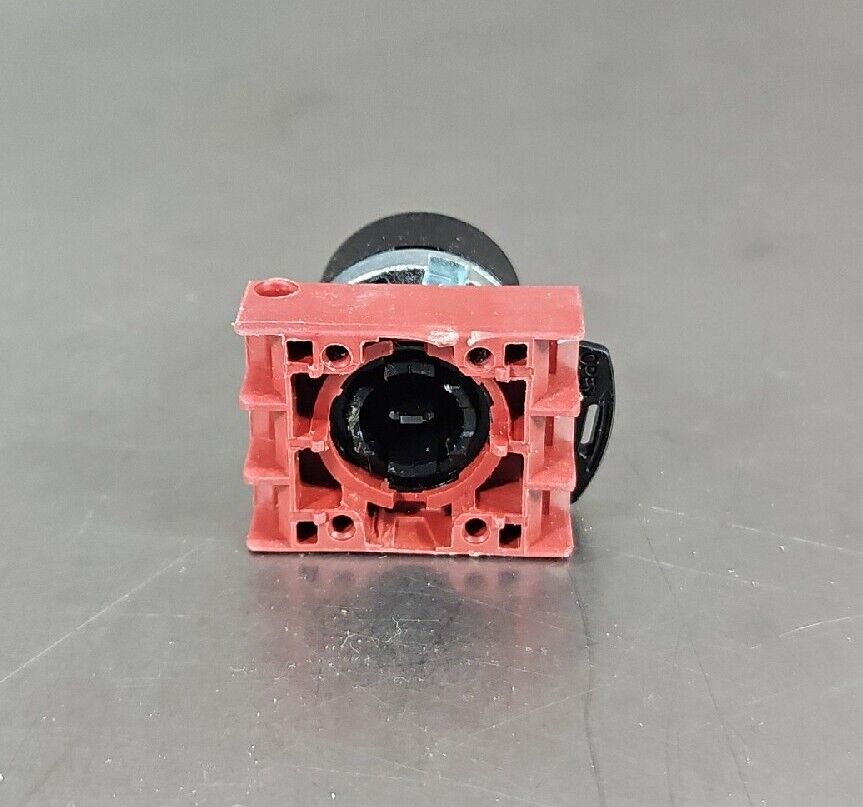 GE P9XPNVS ROUND PLASTIC OPERGREEN Pushbutton Switch                    Loc 4E-6