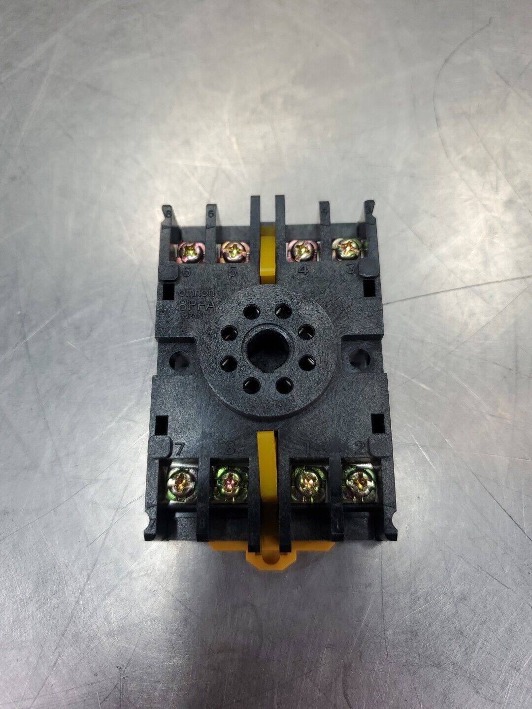OMRON 8PFA 250V 7.5A RELAY SOCKET.                                         4B-19