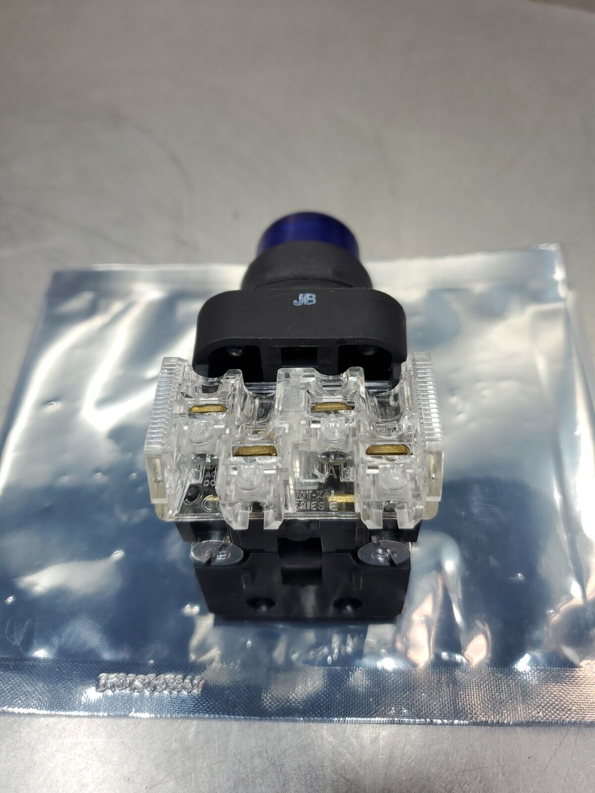 Allen Bradley 800HC-QRBH2A Ser. G Blue Illuminated Push Button.             4A-2