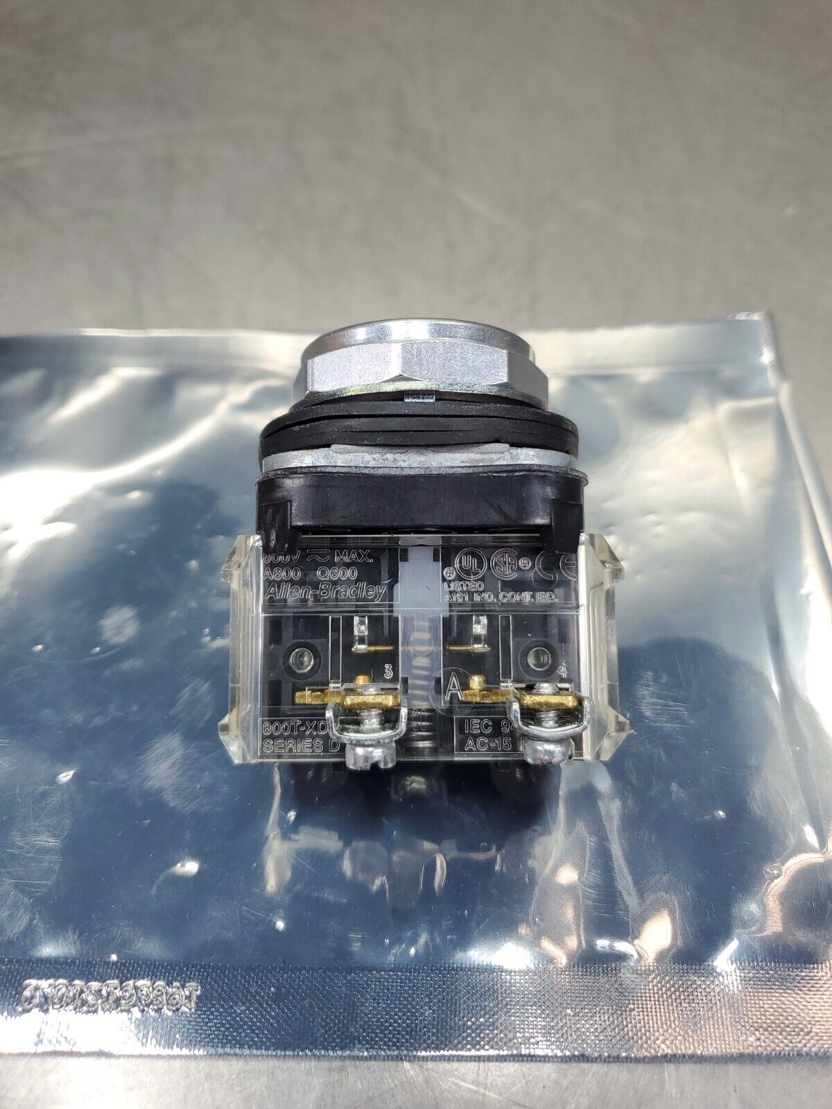 ALLEN BRADLEY 800T-A SER. T BLACK FLUSH HEAD PUSH BUTTON.                   4A-2