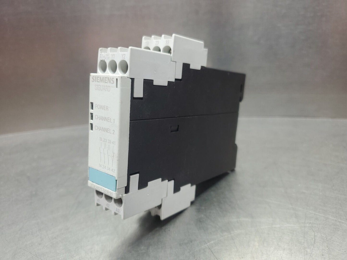 Siemens SIGUARD 3TK2821-1CB30 Safety Relay                    4E-8