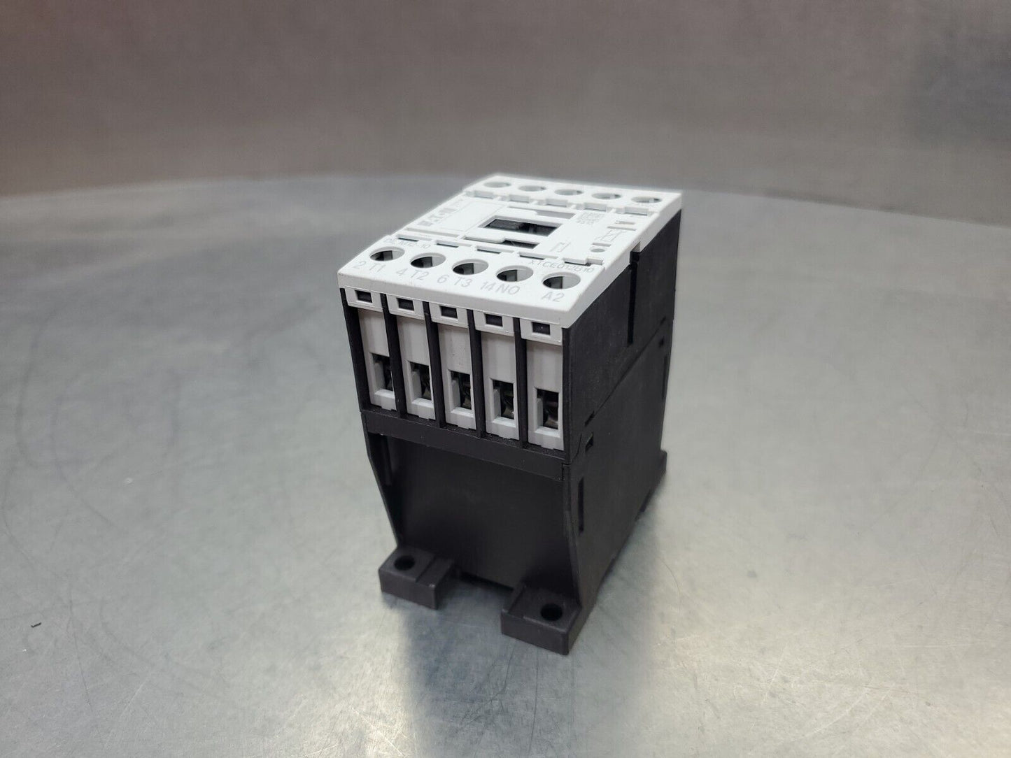 Eaton XTCE012B10A Type DILM12-10 3 Pole 24VDC Contactor.                    4E-9