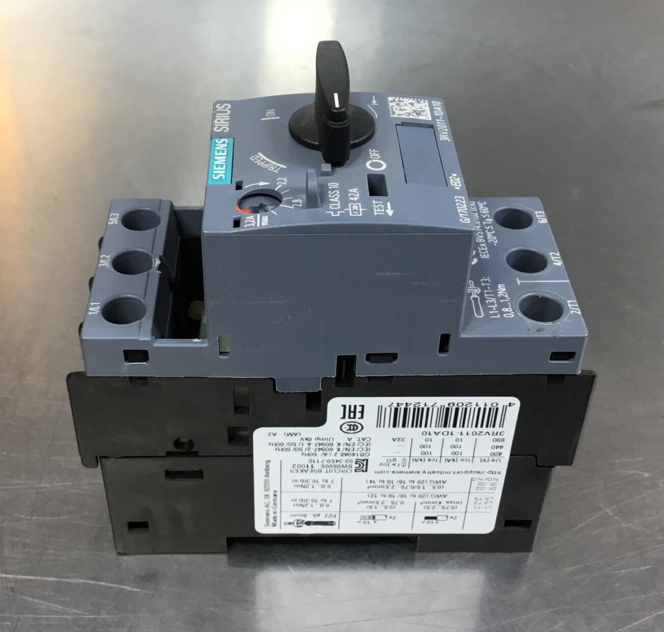 SIEMENS  3RV2011-1DA10  Circuit Breaker 2.2-3.2A  3 Poles Manual On/Off      4G