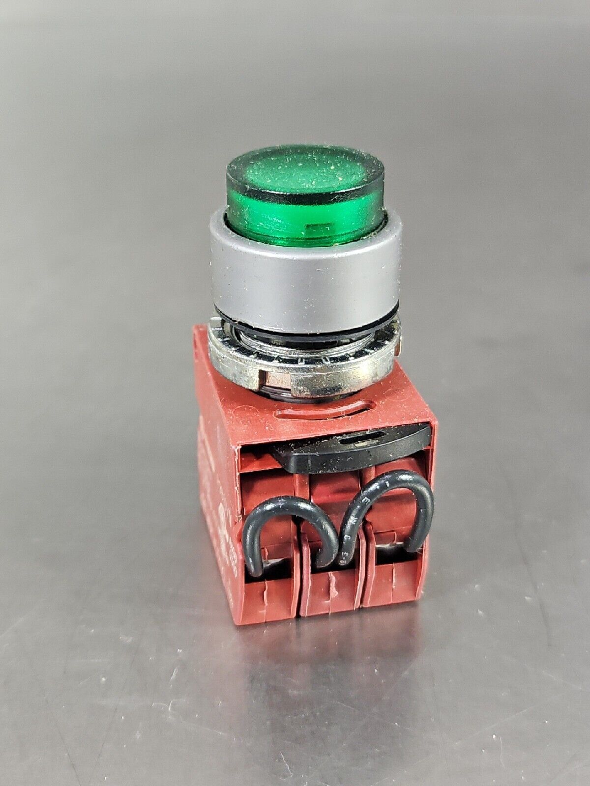 GE P9MPNGGN10N0 Yellow Lens Pushbutton Switch.                          Loc 4E-3