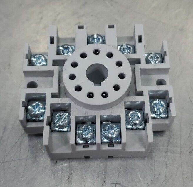 Square D 8501NR61 Ser B 11-Pin 20A MAX 300V Relay Socket.                   4E-8