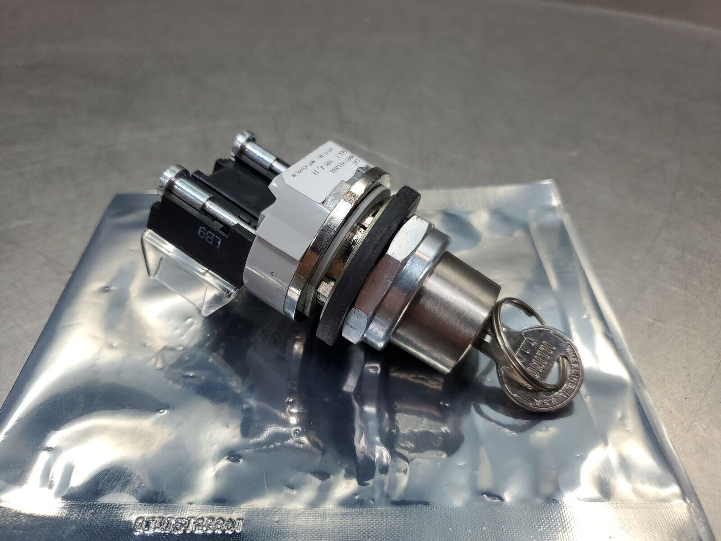 ALLEN BRADLEY 800T-H3126D1 Lock-Out Rotary Switch.                          4A-2