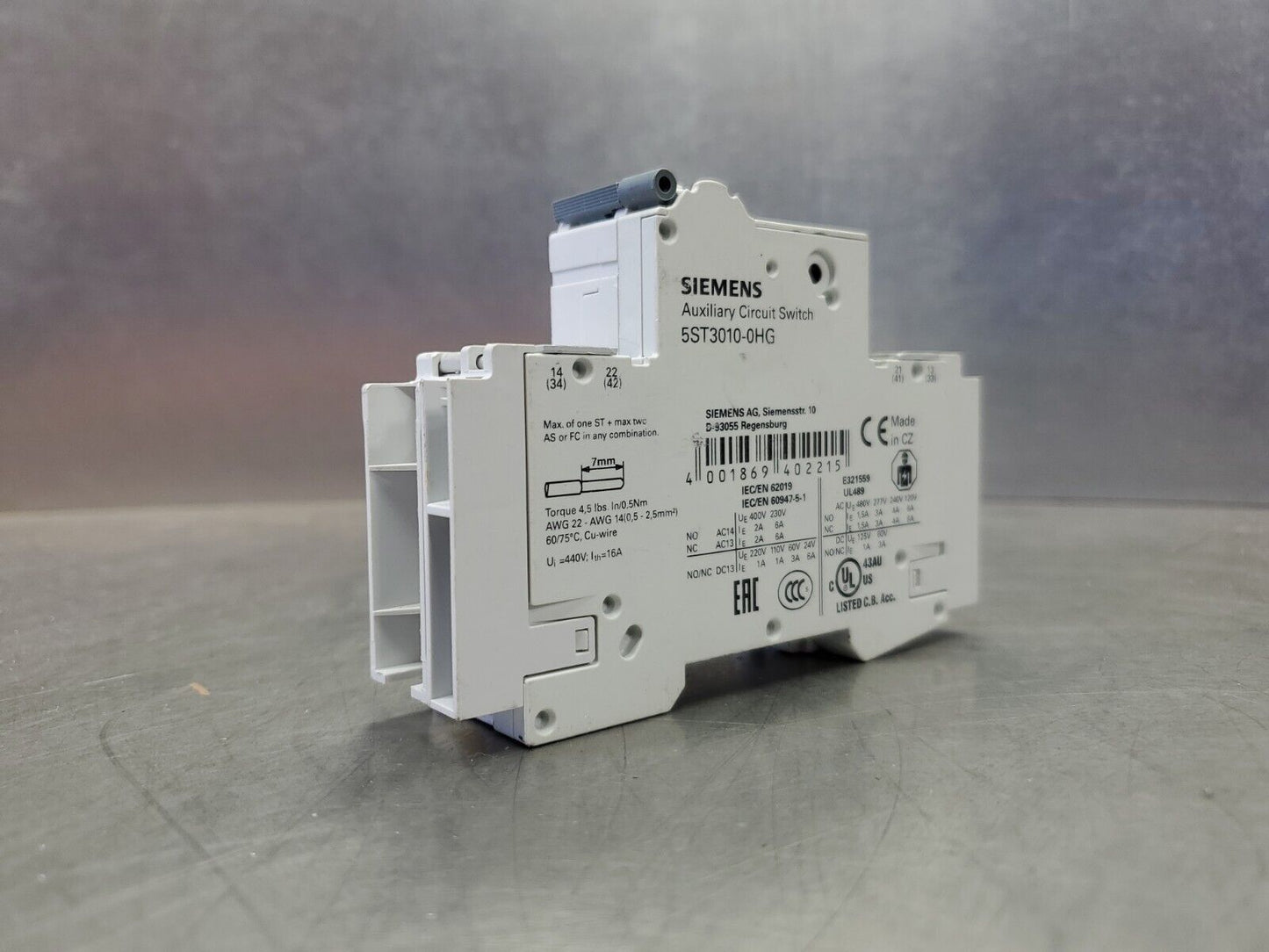 SIEMENS 5SJ4104-7HG41 4A CIRCUIT BREAKER w/5ST3010-0HG AUXILIARY SWITCH.   4E-17