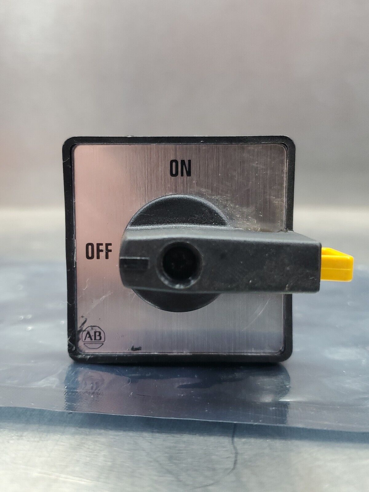 Allen-Bradley 194L-E12-* Ser. A 12A 660V Disconnect Switch.                   4H