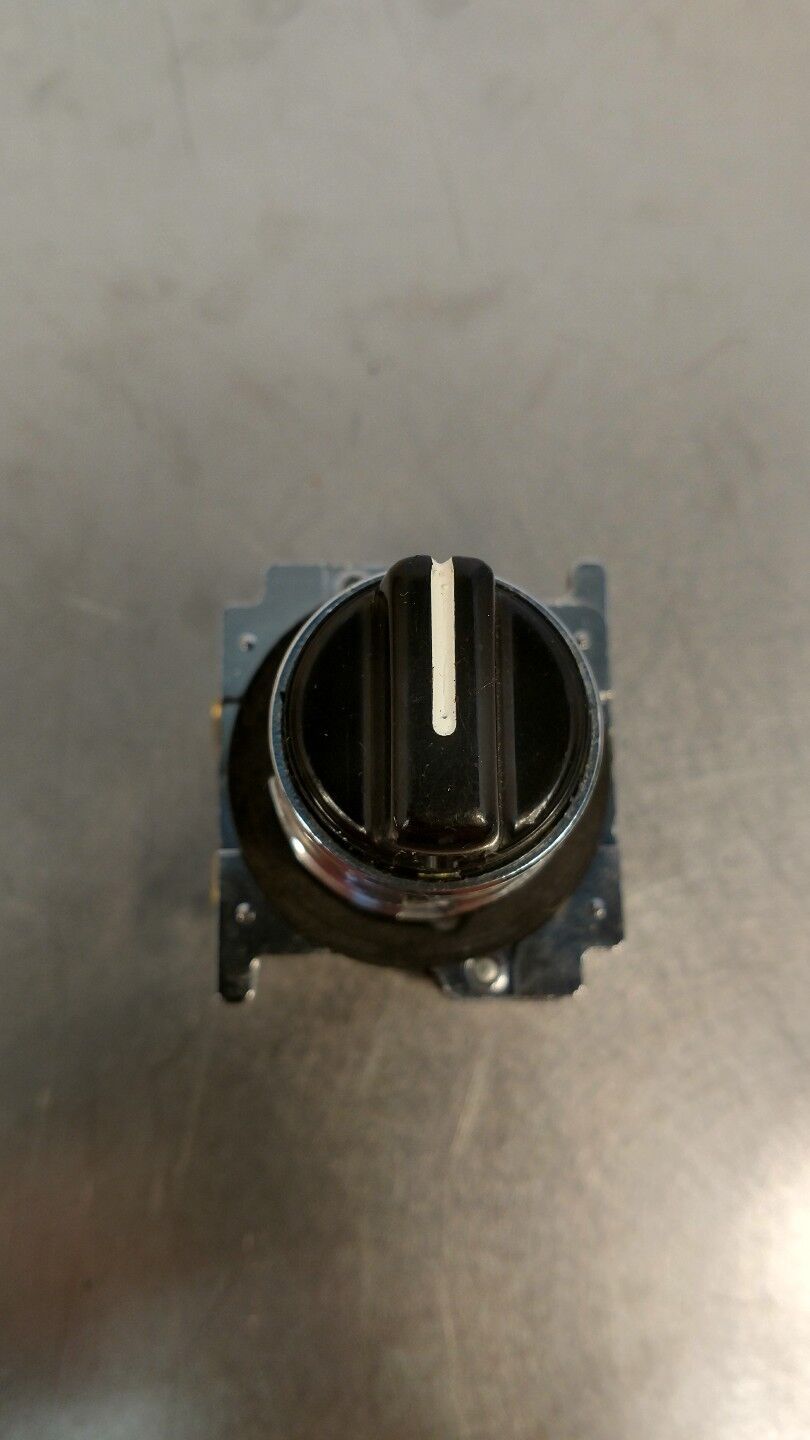 CUTLER-HAMMER 10250T Black Selector Switch 4A