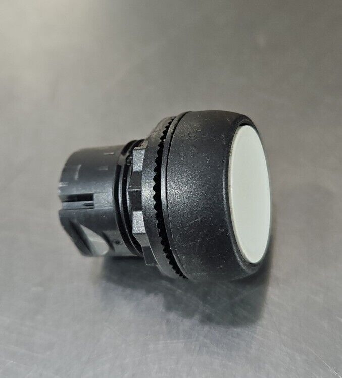 Allen-Bradley 800FP-LF3 Illuminated Plastic Push Button White Lens.    Loc  4E-5