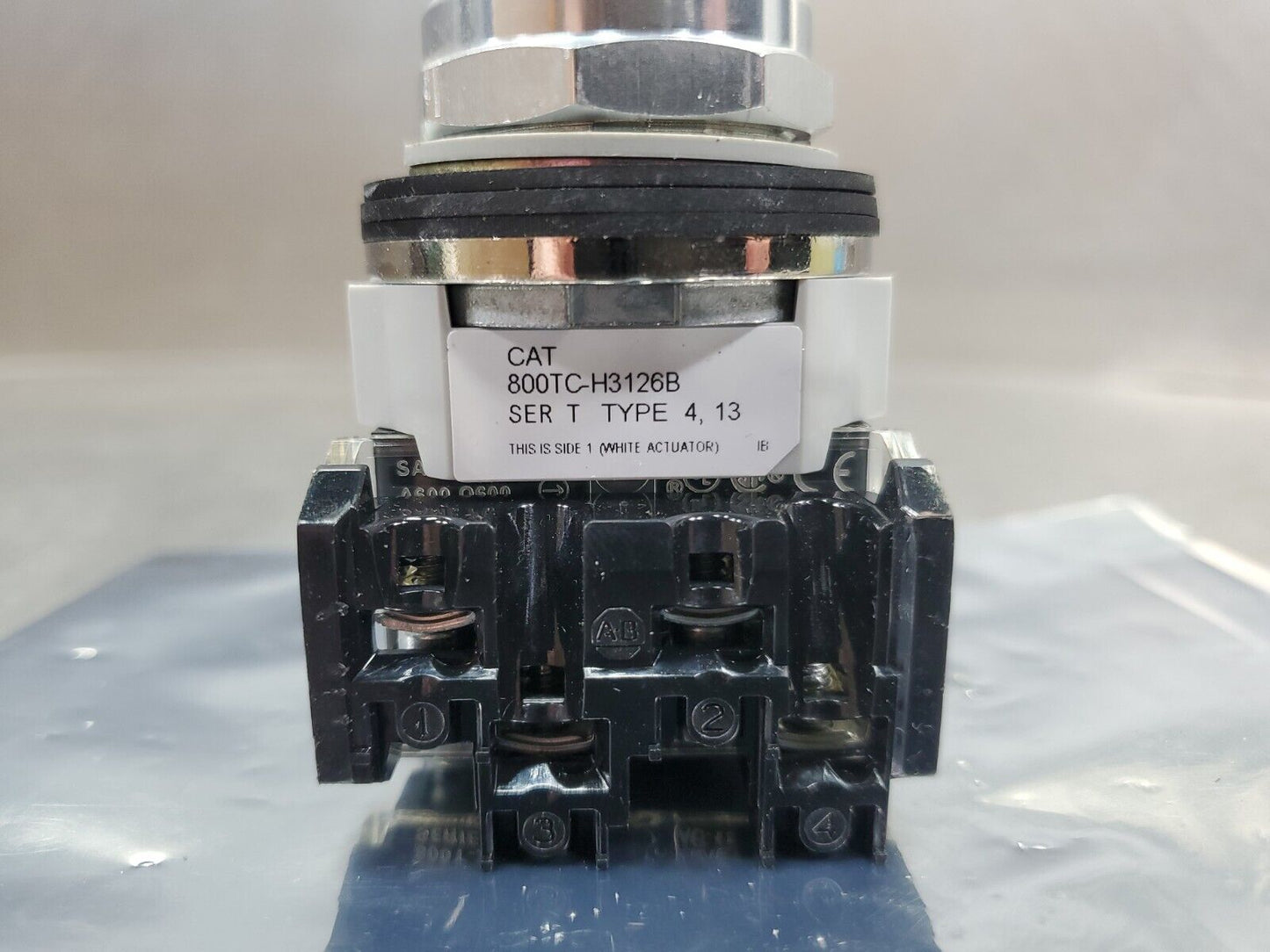 ALLEN-BRADLEY 800TC-H3126B  SER. T Lock-Out Selector Switch.                4A-2