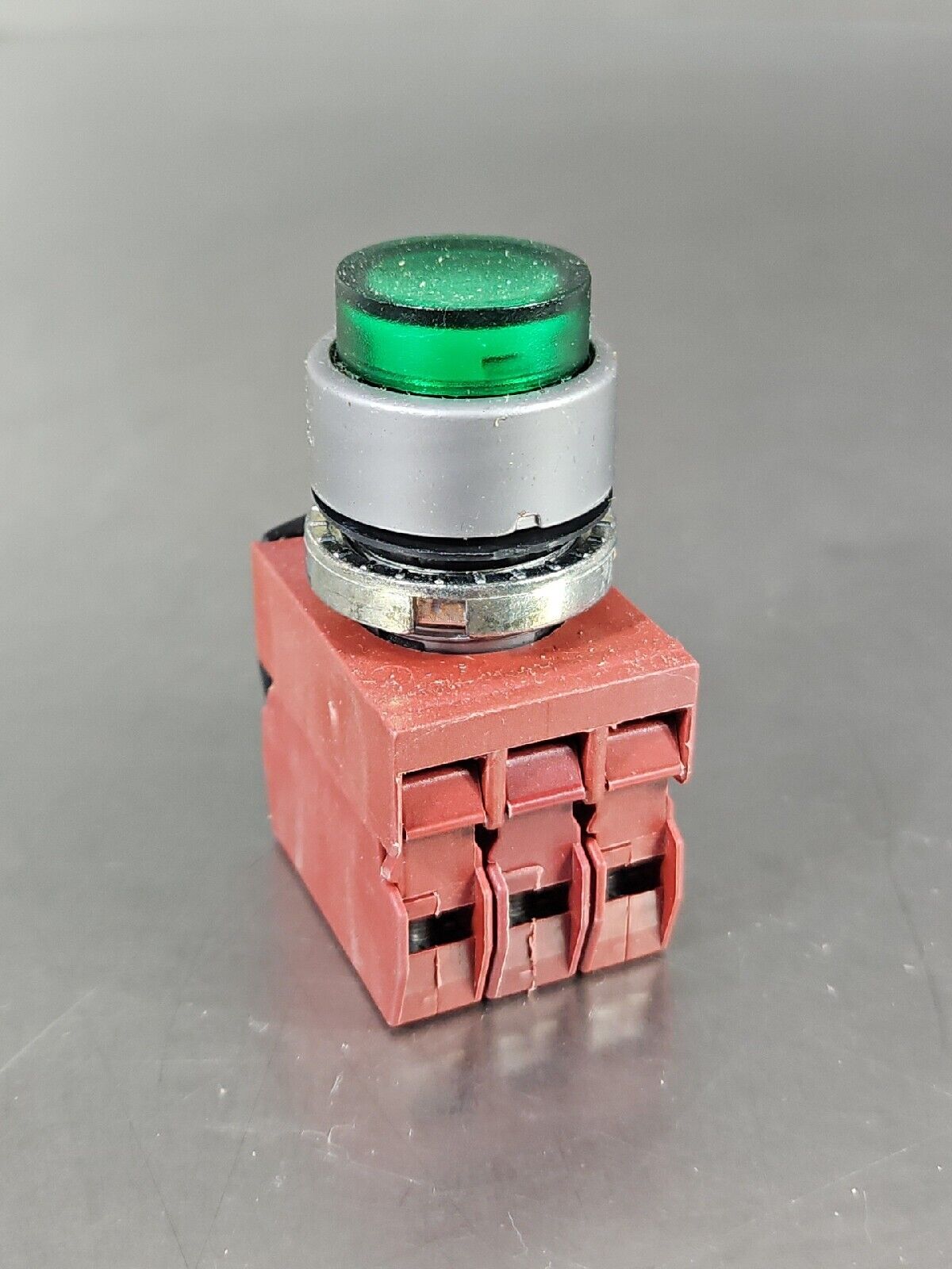 GE P9MPNGGN10N0 Yellow Lens Pushbutton Switch.                          Loc 4E-3