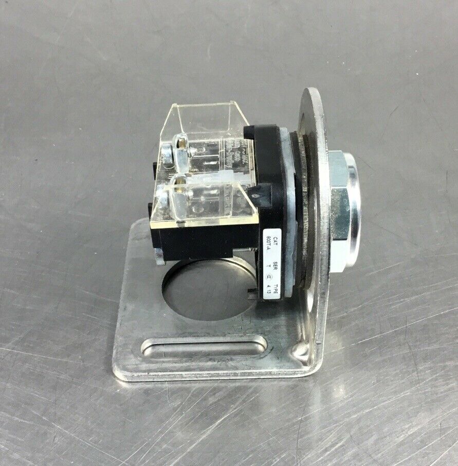 ALLEN BRADLEY 800T-A SER T NEMA 4,13 GREEN PUSHBUTTON w/ Contact 800T-XD1    4D