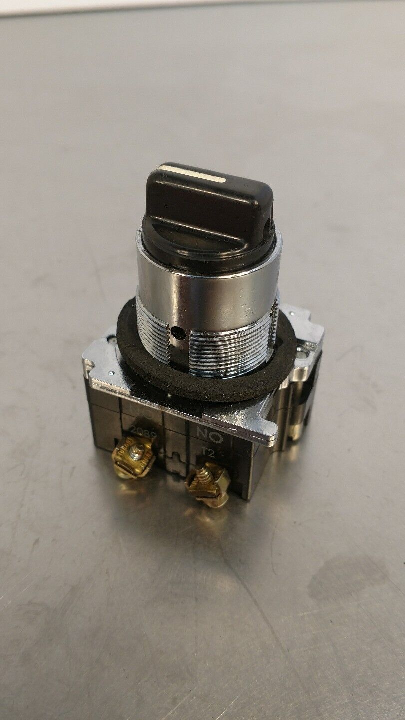 CUTLER-HAMMER 10250T Black Selector Switch 4A