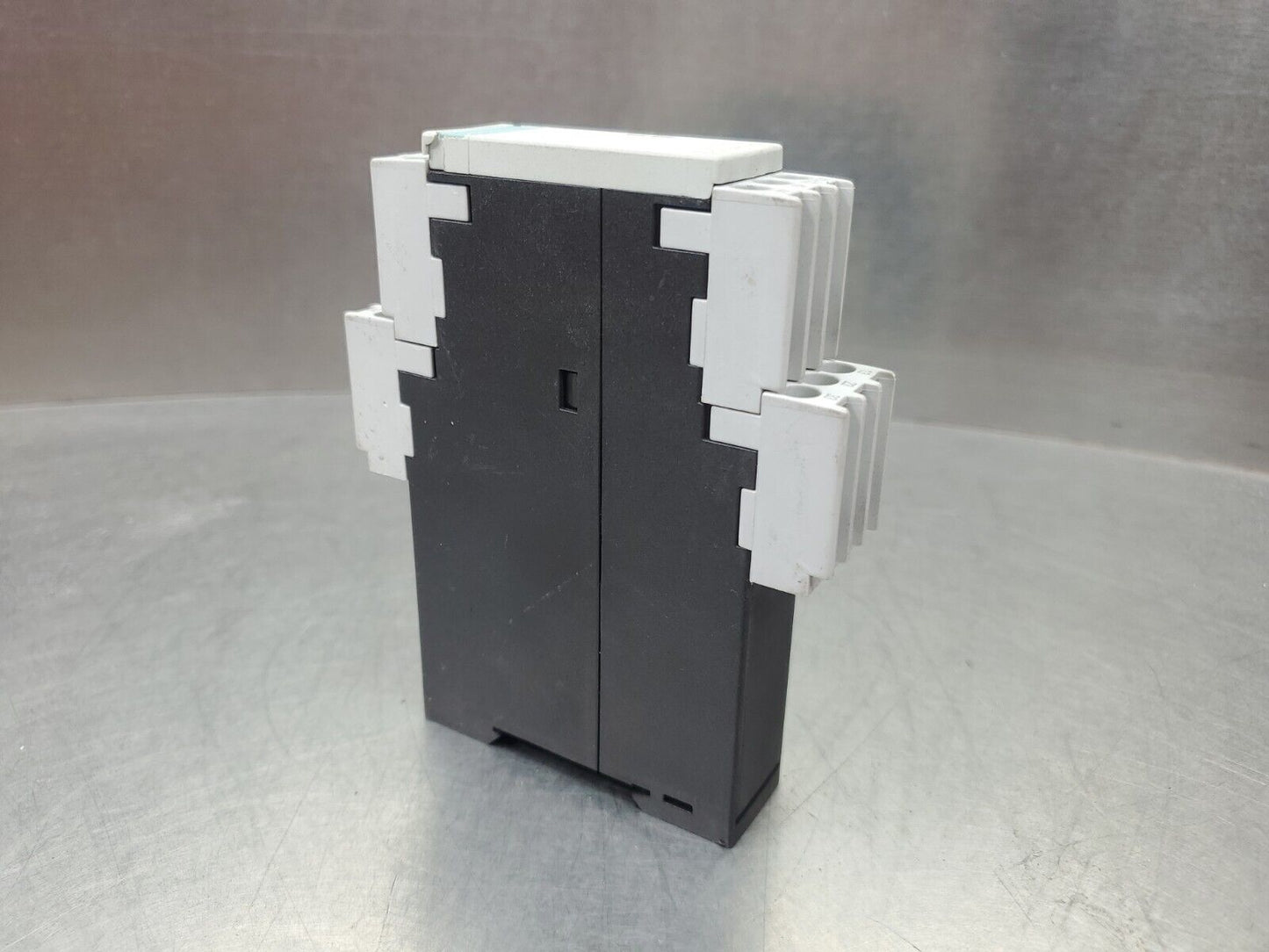 Siemens SIGUARD 3TK2830-1CB30 Safety Relay 24V AC/DC.                       4C-1