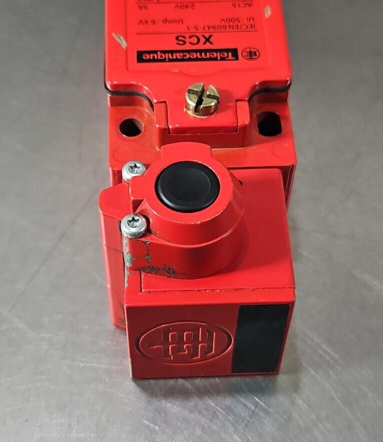 Telemecanique XCS-B703 Safety Interlock Switch.                            6D-12