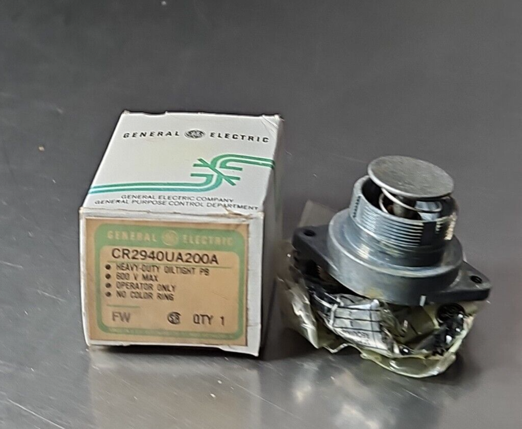 GE CR2940UA200A OILTIGHT PUSHBUTTON.     Loc4C22