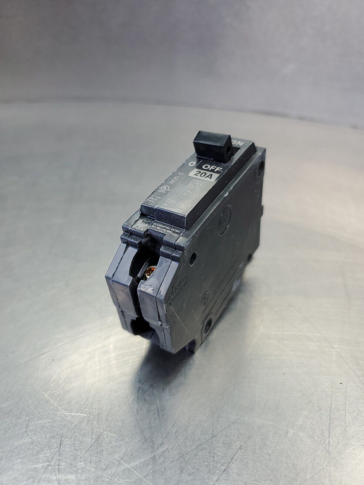 GE THHQB 20AMP 1Pole 22KA 120/240V BOLT ON CIRCUIT BREAKER.                 4E-3