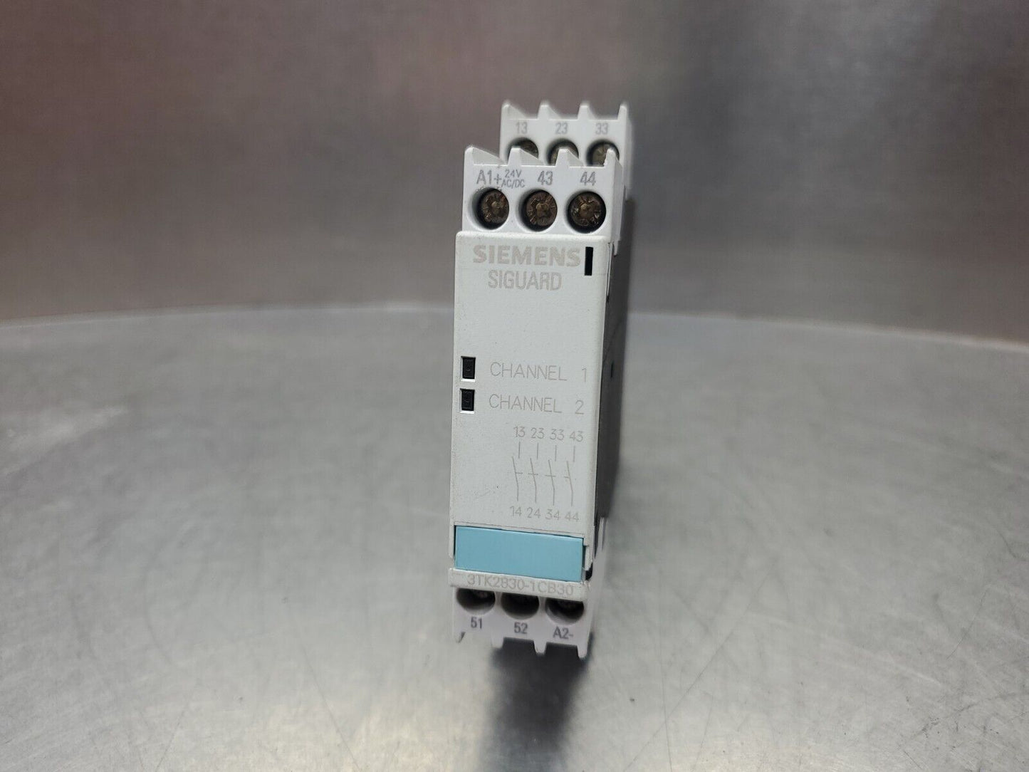 Siemens SIGUARD 3TK2830-1CB30 Safety Relay 24V AC/DC.                       4C-1