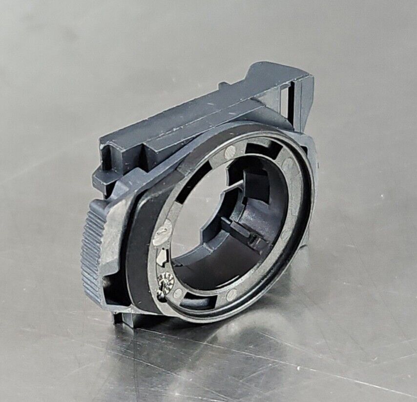 ALLEN BRADLEY 800F- MOUNTING LATCH PLASTIC 22MM (LOT OF 2).             Loc 4E-9