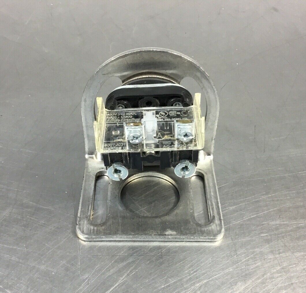 ALLEN BRADLEY 800T-A SER T NEMA 4,13 GREEN PUSHBUTTON w/ Contact 800T-XD1    4D