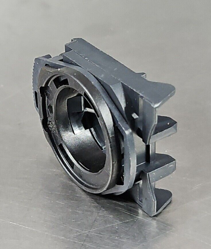 ALLEN BRADLEY 800F- MOUNTING LATCH PLASTIC 22MM (LOT OF 2).             Loc 4E-9