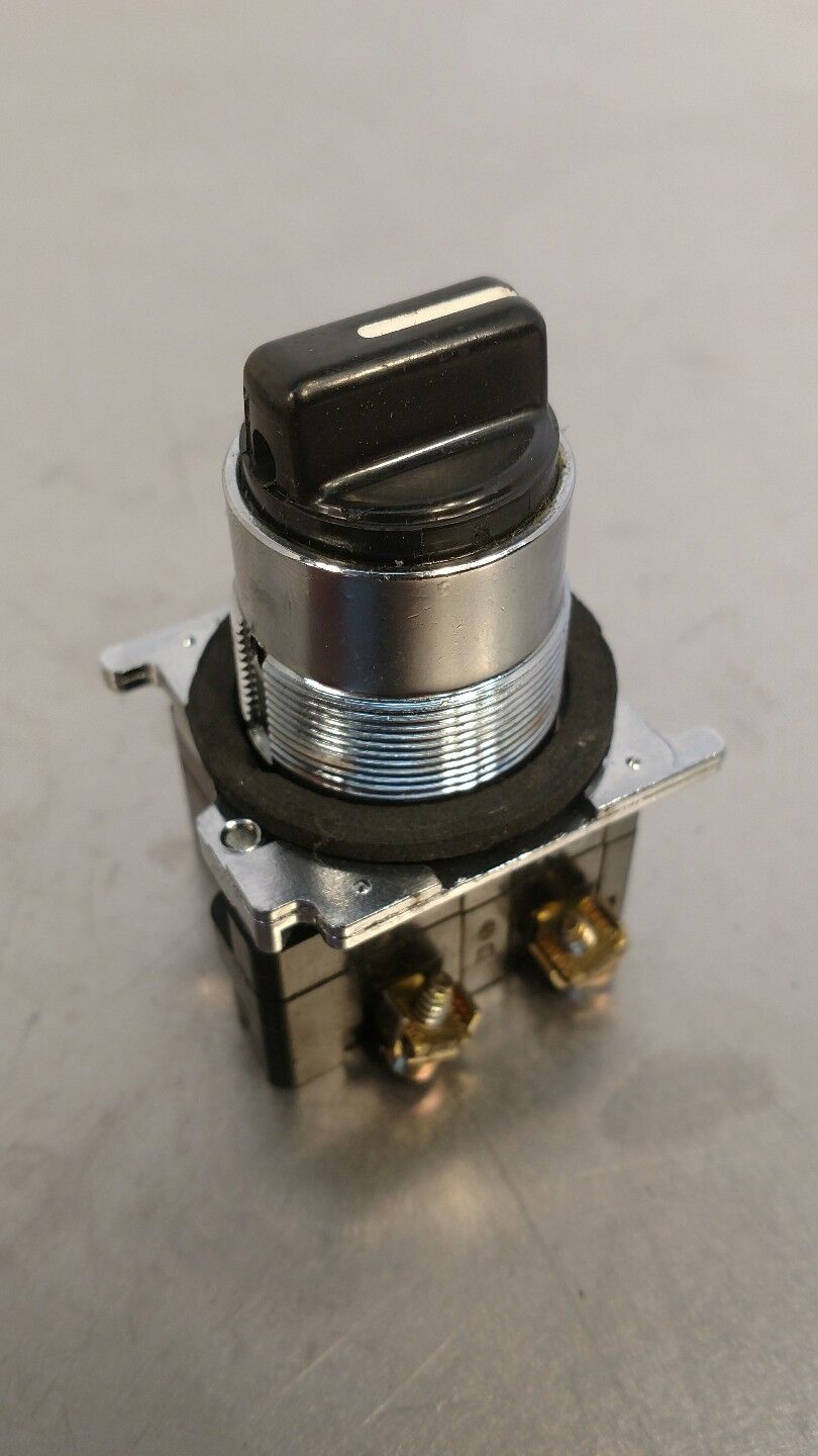 CUTLER-HAMMER 10250T Black Selector Switch 4A