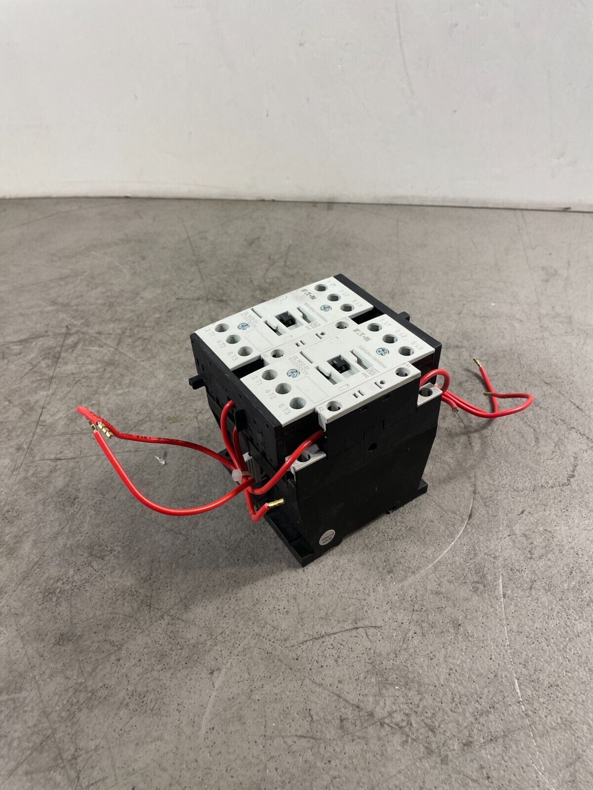 Eaton DilM32-01 XTCE032C01  240V 60Hz 3-Pole AC/DC Electric Contact LOC-2D