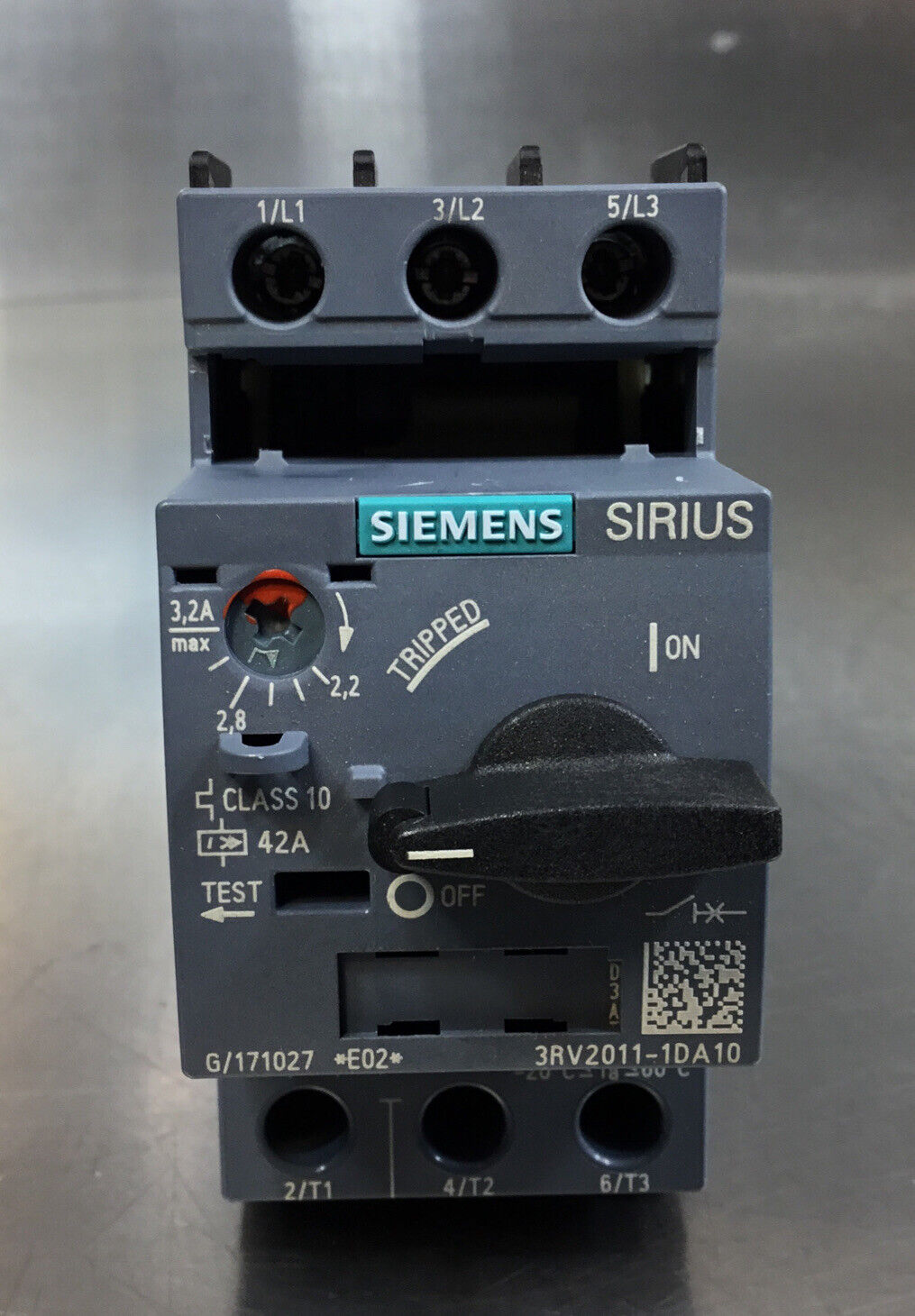 SIEMENS  3RV2011-1DA10  Circuit Breaker 2.2-3.2A  3 Poles Manual On/Off      4G