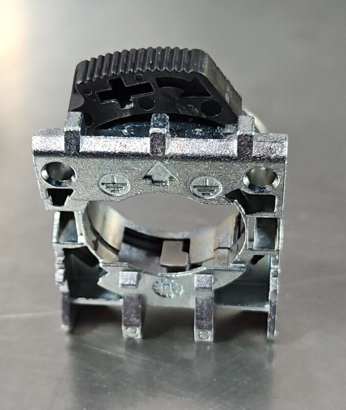 ALLEN BRADLEY 800F-ALM MOUNTING LATCH METAL 22MM (LOT OF 2).           Loc 4E-10