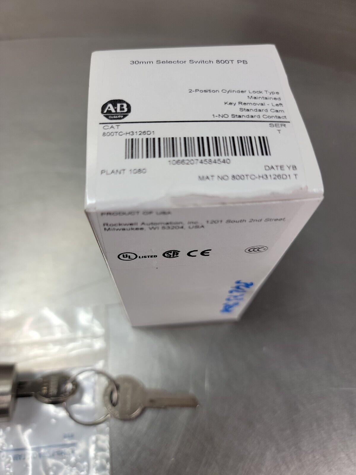 ALLEN BRADLEY  800TC-H3126D1  SERIES T 2 POS SELECTOR SWITCH WITH KEY    4E-1